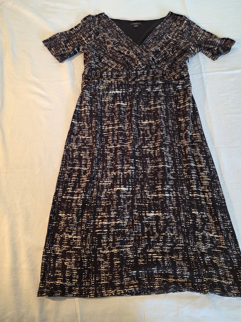 Ann Taylor Women's Black and Cream Patterned V-Neck Dress